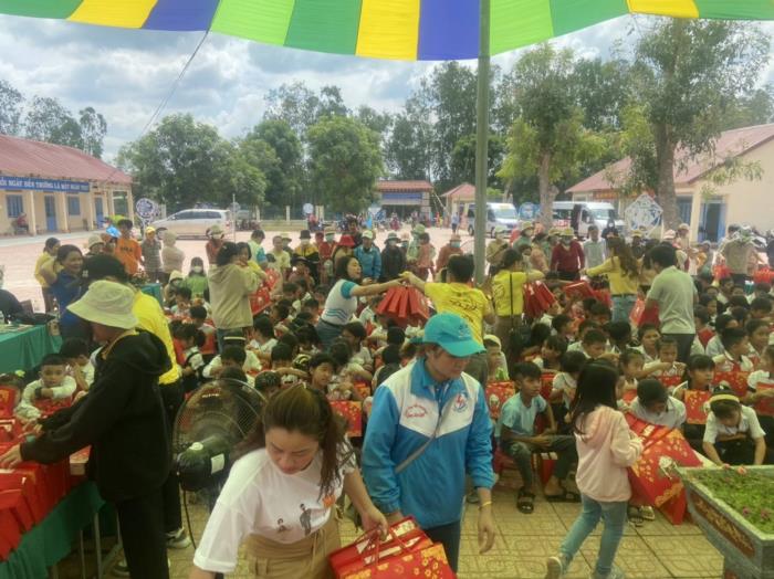 THĂM VÀ TẶNG QUÀ CHO CÁC CHÁU MỒ CÔI, HỌC SINH VÀ NGƯỜI CÓ HOÀN CẢNH KHÓ KHĂN TẠI ĐỒNG NAI-BÌNH THUẬN NGÀY 18/02/2023